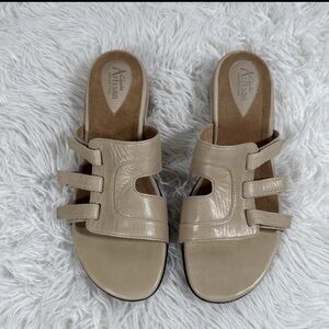 Clarks Artisan Collection Vintage Women’s Size 10 Beige Leather Strap Sandals